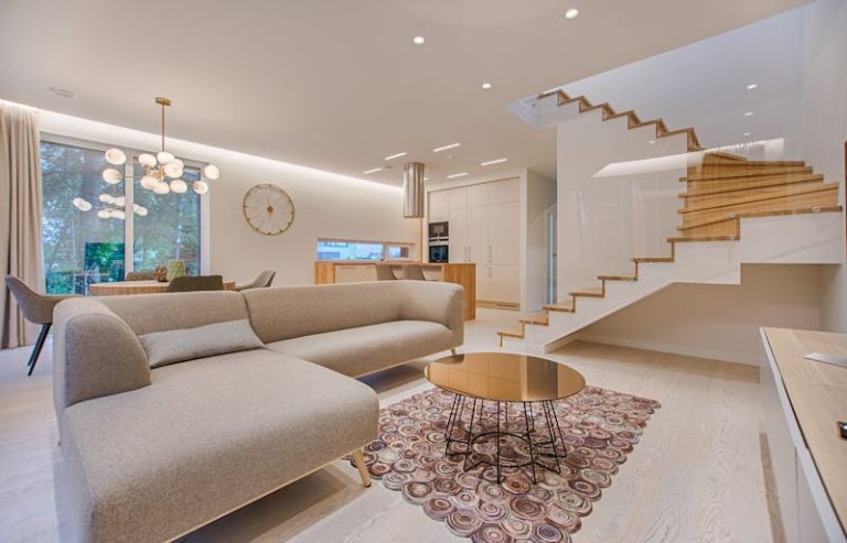 Bán căn hộ 2PN view Hồ Tây, full nội thất cao cấp